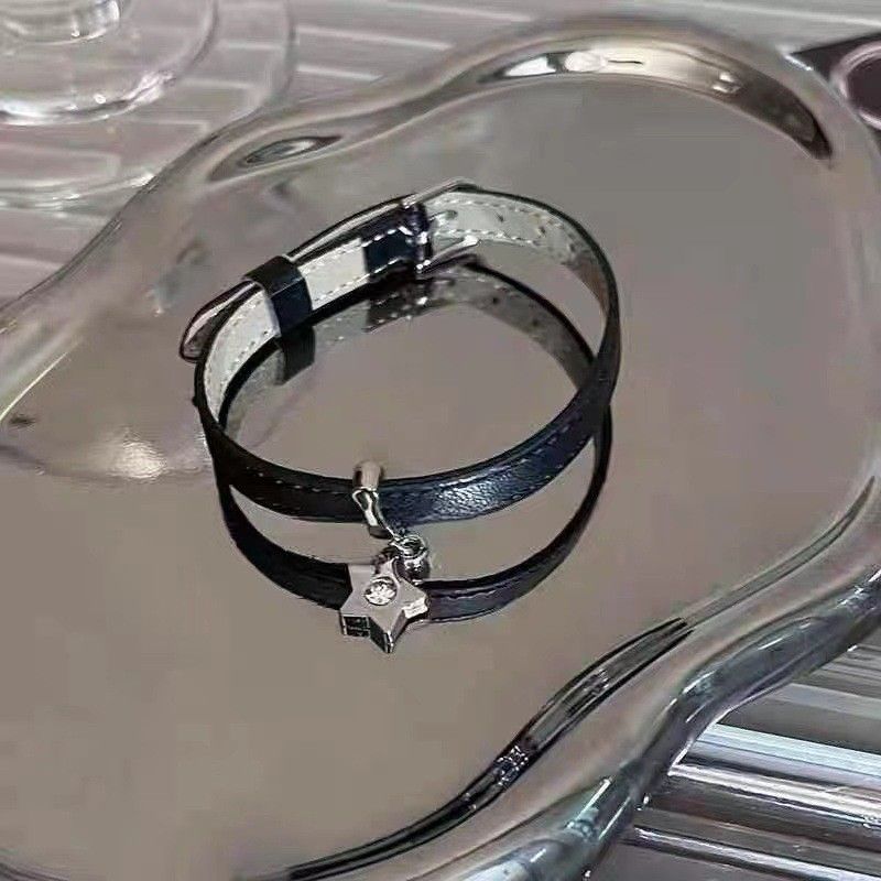 Bracciale con fibbia spessa in argento per donna, design minimalista, elegante e unico, con catena cubana._voghion.com