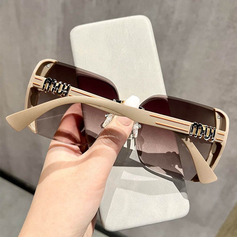 Versione polvere scintillante coreana alla moda piena di stelle, donna con montatura grande, sensazione di fascia alta per le case, Instagram casual_voghion.com