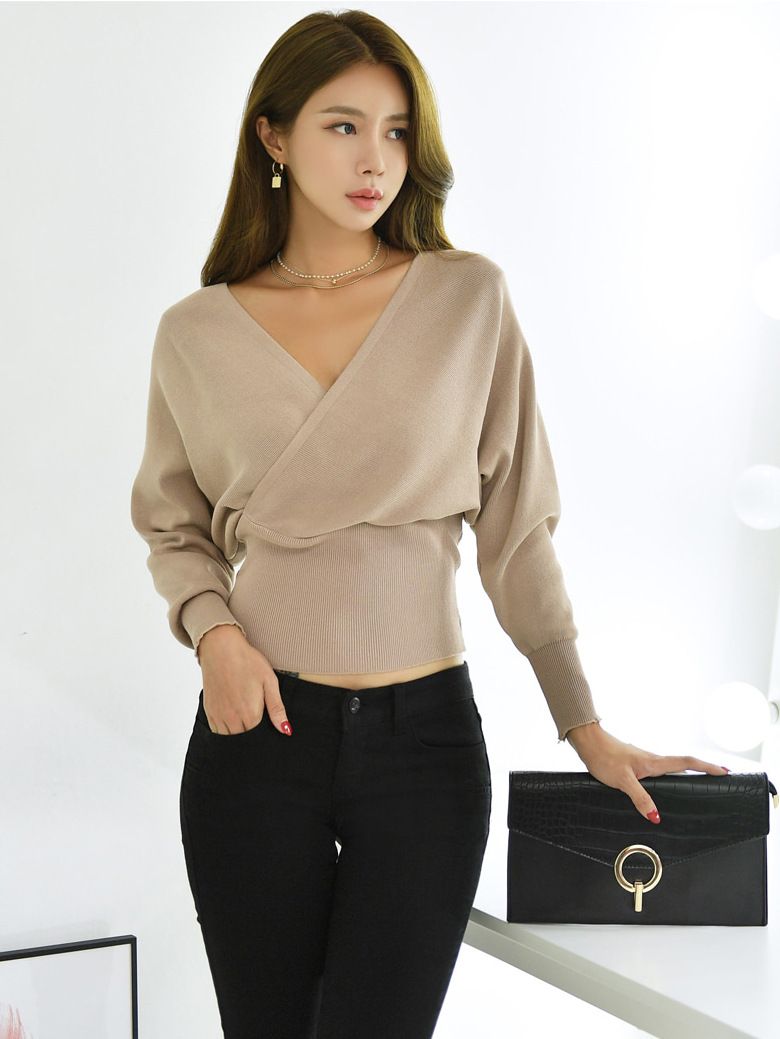 2025 Stile coreano Autunno Inverno Nuovo Maniche a pipistrello Scollo a V profondo Sexy Top senza schienale Maglia di base_voghion.com