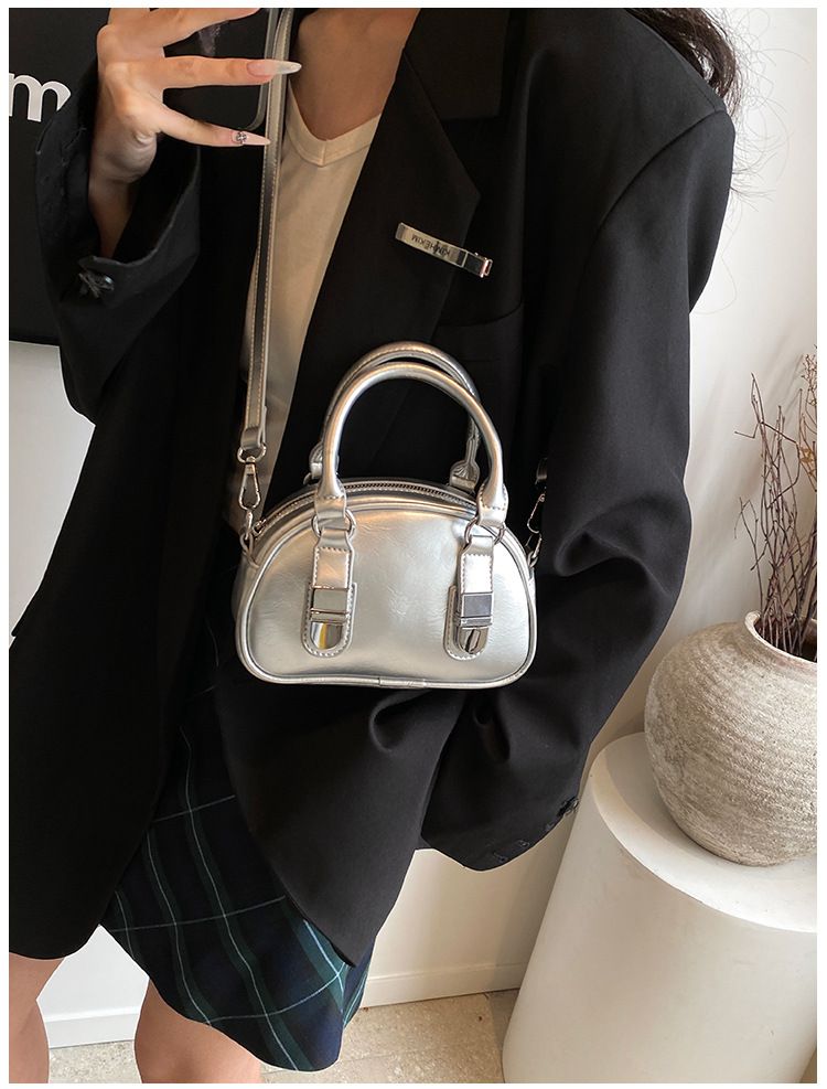 Fashionable Hand-held Bowling Bag For Women 2024 New Item Niche Retro Shell Bag High-end And Versatile Shoulder Bag Crossbody Bag_voghion.com