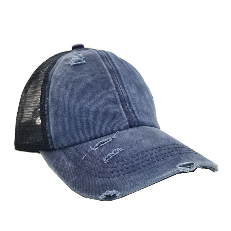 Baseball da donna con coda di cavallo lavata a griglia incrociata in estate, primavera e autunno, realizzato con un vecchio pannello luminoso, sole all'aperto_voghion.com