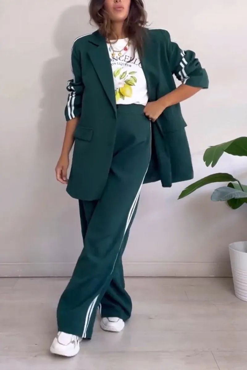 Completo da donna alla moda, pantaloni a righe, giacca casual, completo due pezzi per donna_voghion.com