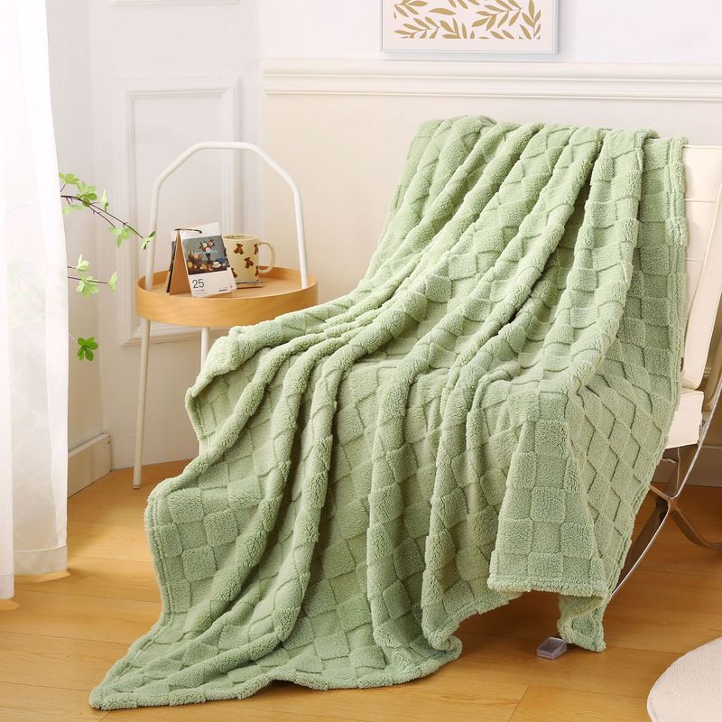 2025 New Single Layer Taffeta Velvet Bread Grid Flannel Nap Sofa Air Conditioning Blanket_voghion.com