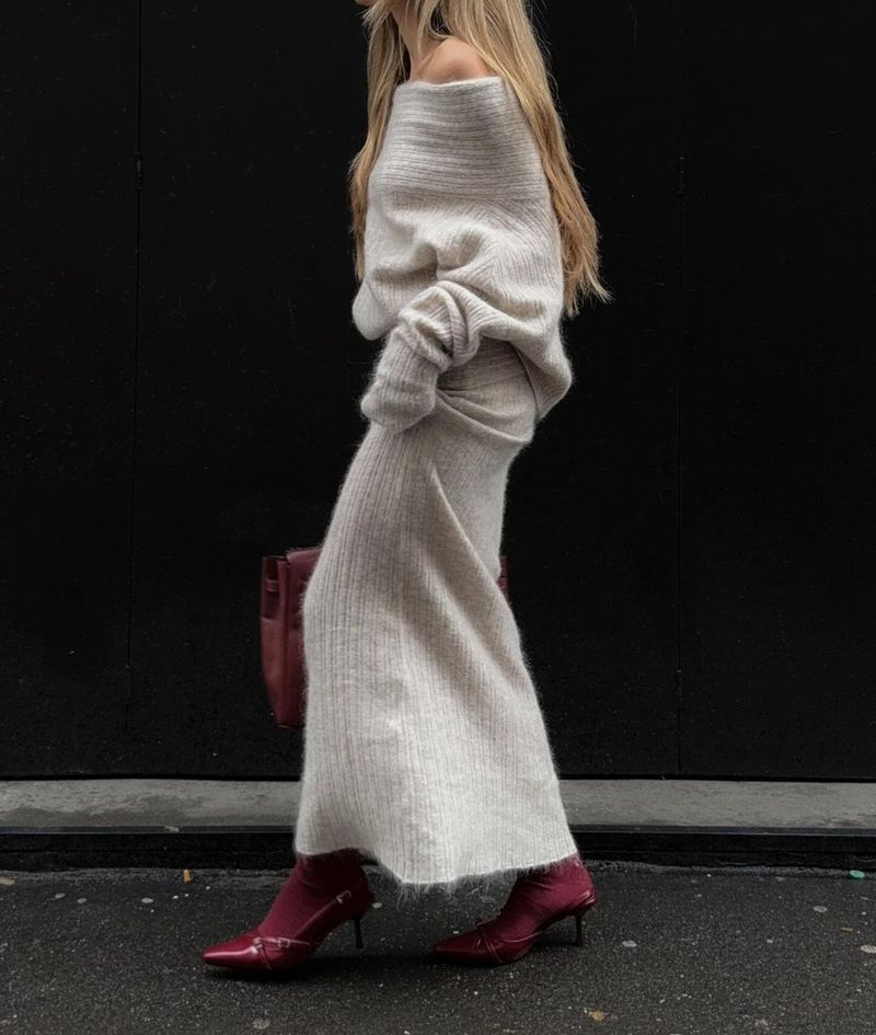 Completo alla moda con maglione a spalle scoperte e gonna a vita alta - Elegante completo due pezzi con scollo rotondo e maniche lunghe per donna, morbido misto poliestere, grigio_voghion.com