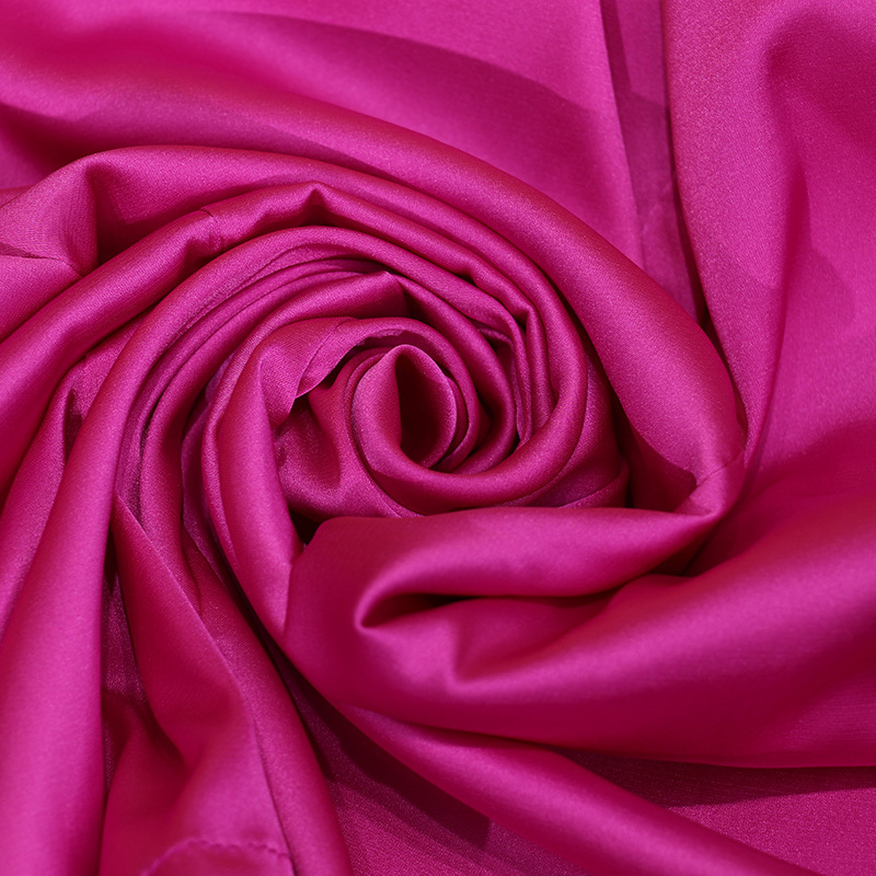 Abito da donna in raso con colletto e pantaloni dritti alla moda_voghion.com