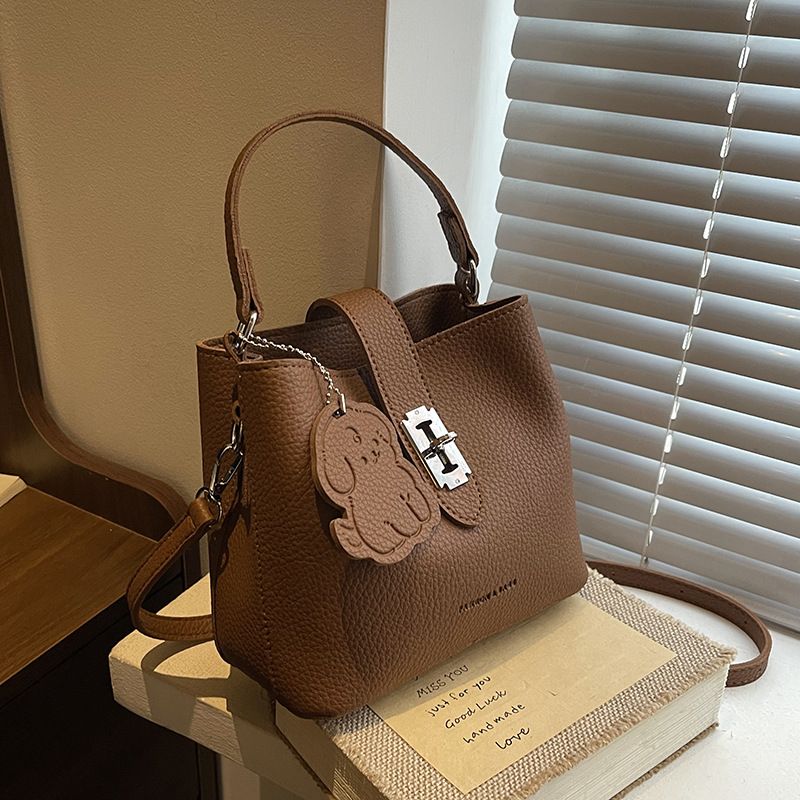 Nuova borsa a mano di nicchia 2025, piccola tote bag per donna, semplice borsa a tracolla versatile con motivo litchi_voghion.com