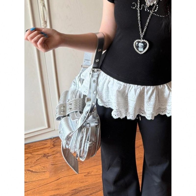 Un bolso de hombro moderno y versátil para otoño e invierno de 2025, con remaches plateados. Un estilo fresco y dulce adecuado para un estilo casual y versátil._voghion.com
