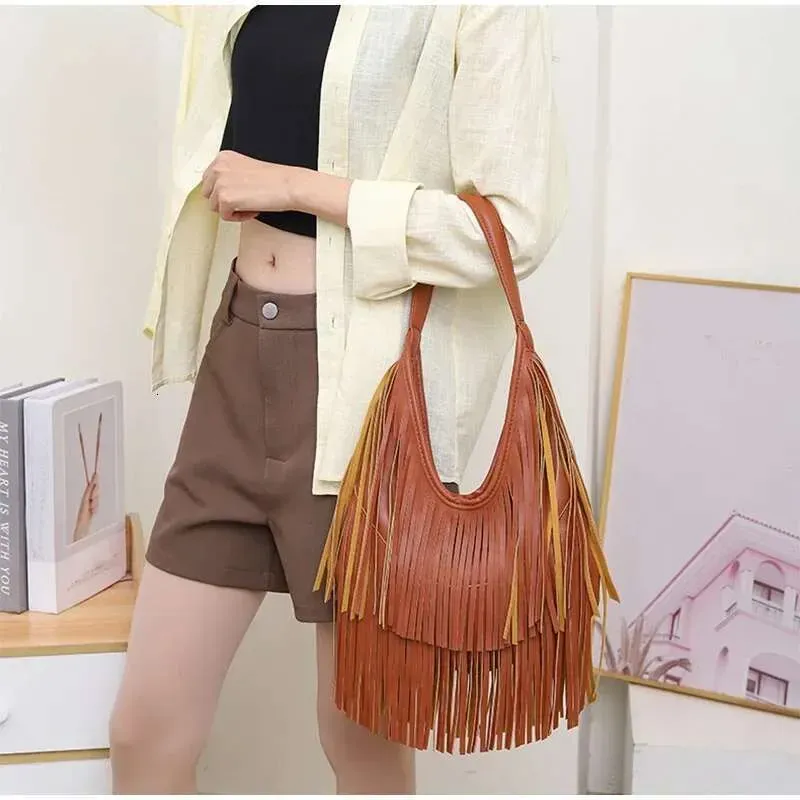 Elegante borsa a tracolla: borsa hobo in morbida pelle PU con dettaglio a nappa lunga, spaziosa borsa tote per donna, disponibile nel classico_voghion.com