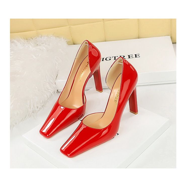 Damenschuhe mit dicken Absätzen, superhohen Absätzen, Lackleder und flacher, seitlich ausgehöhlter quadratischer Spitze_voghion.com