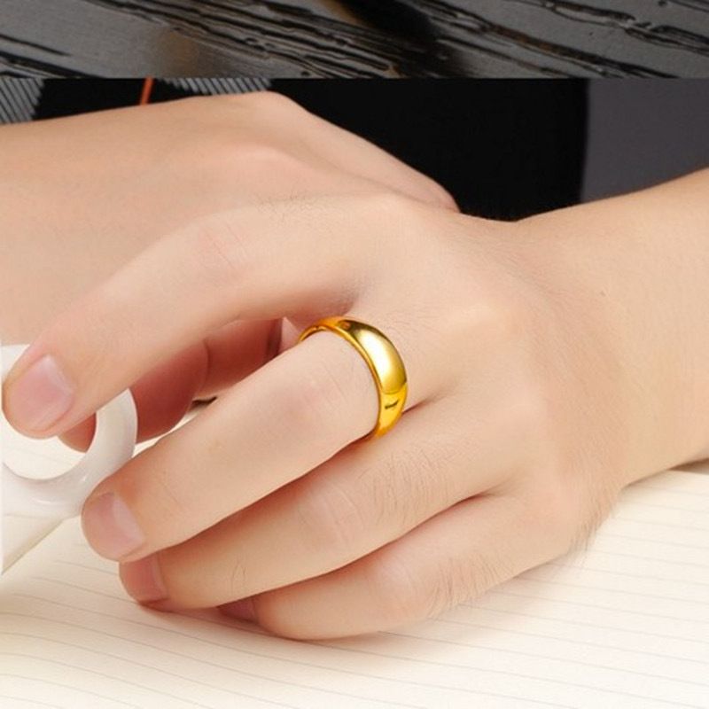 Sandgoldener Ring für Paare in Hochzeitsfarbe, mit glatter, plattierter Oberfläche, die lange nicht verblasst._voghion.com