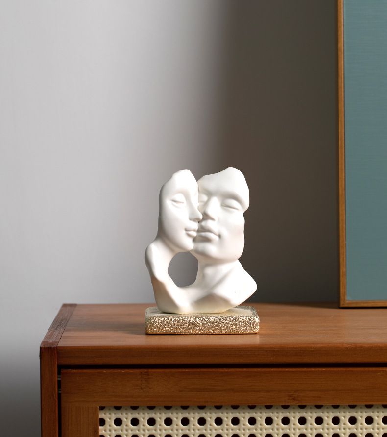 Sculpture de couple s'embrassant en céramique blanche pure - Figurine d'amour minimaliste pour décoration intérieure, cadeau d'anniversaire de mariage, souvenir romantique_voghion.com