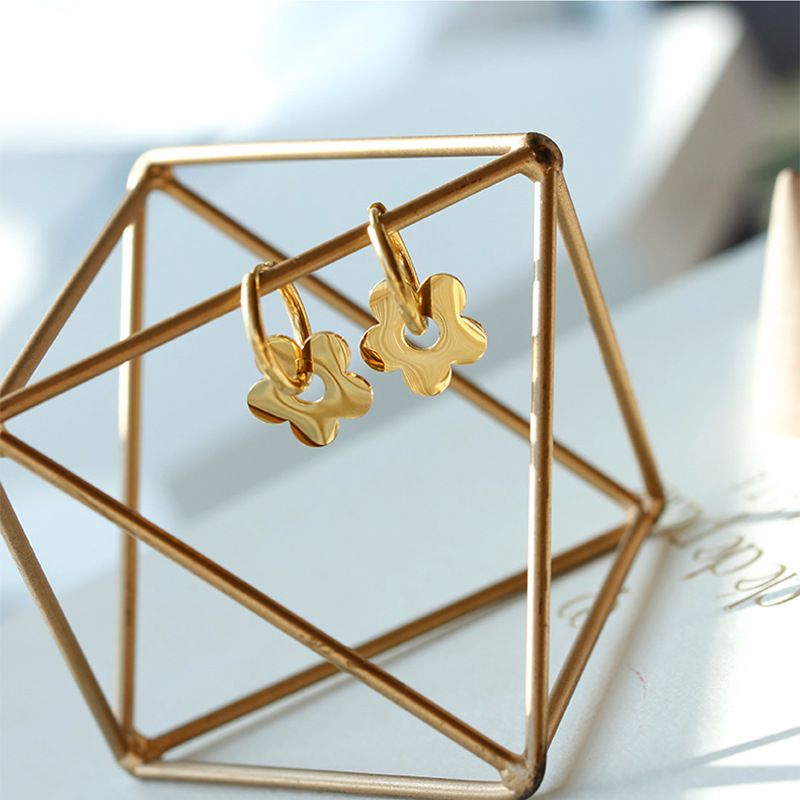 Squisito cerchio di fiori giocoso alla moda per le donne, resistente allo sbiadimento, stile Ins, Internet Celebrity Fresh Petal Ear Clips di alta qualità_voghion.com