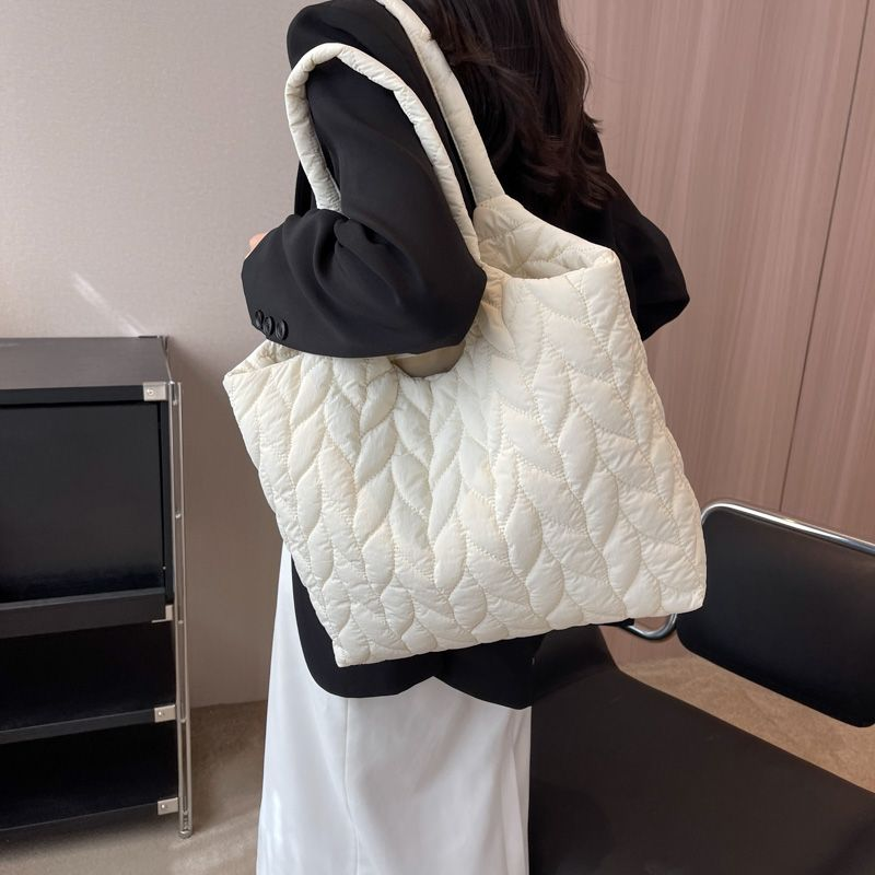 Große weiche Schulter-Seitentasche für Frauen 2023 Frühlingstrend Modedesign Tuch Hand weibliche Handtaschen Tragetaschen_voghion.com