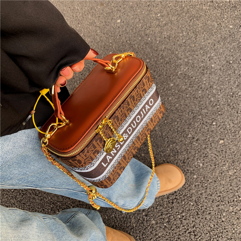 Hochwertige und Nischen-Designer-Box mit Aufdruck für Damen 2024 Neue Pendlertasche mit einer Schulter und kleiner quadratischer Umhängetasche_voghion.com
