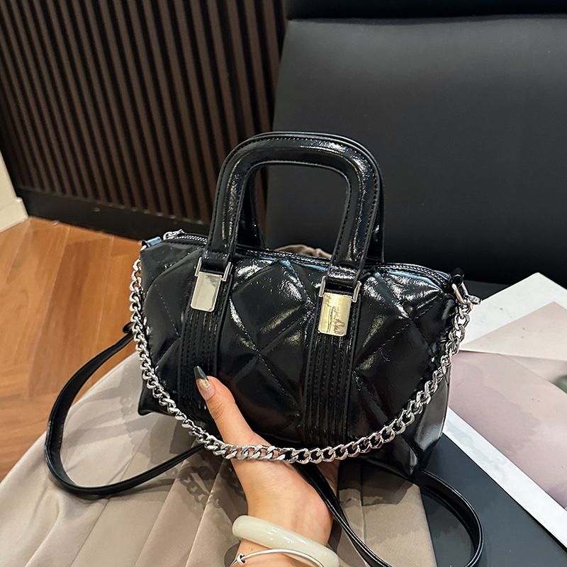 Quilted Chain Handbag For Women 2025 New Versatile Trendy Niche Simple Commuter Crossbody Bucket Bag_voghion.com