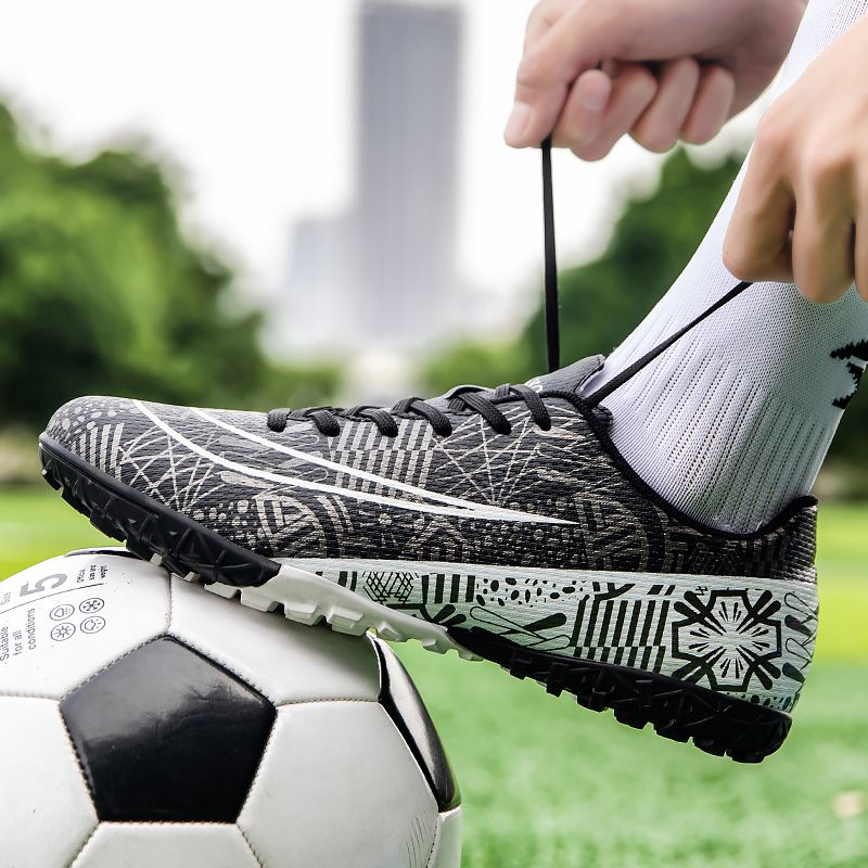 Negozio di fabbrica: le nuove scarpe da calcio basse, comode, ammortizzate e antiscivolo per ragazzi, adatte a chi soffre di unghie rotte e per l'allenamento in erba._voghion.com