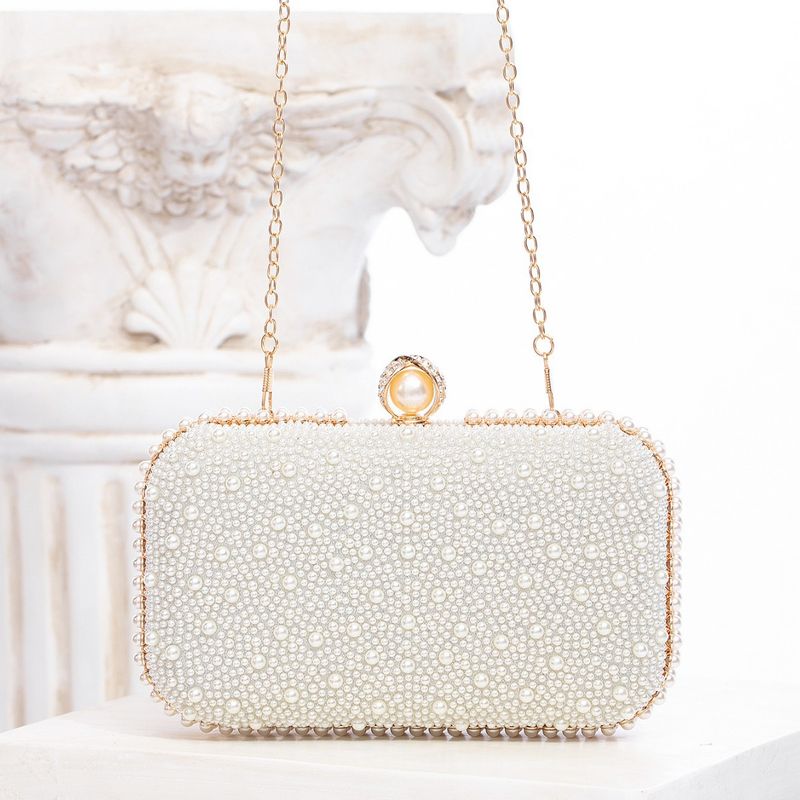 Borsa a tracolla da sera con pochette a catena quadrata in perle fatta a mano 2025_voghion.com