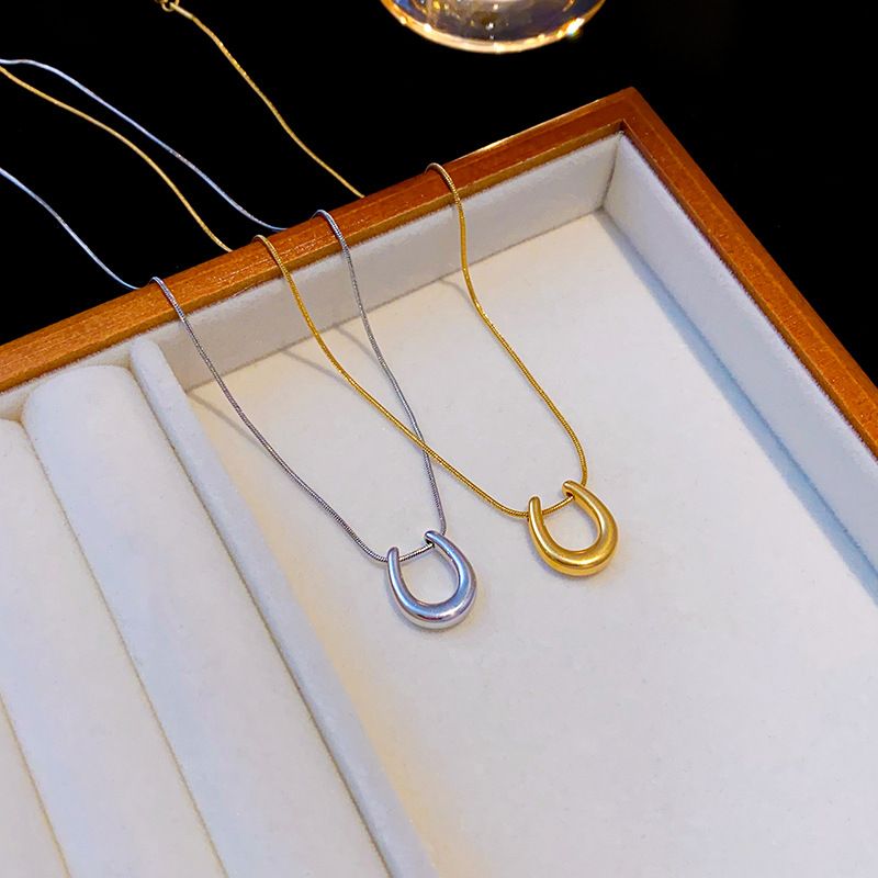 Stainless Steel Hollow Horseshoe Snake Bone Necklace For Women, Niche Style, Elegant And Luxurious Collarbone Chain,_voghion.com