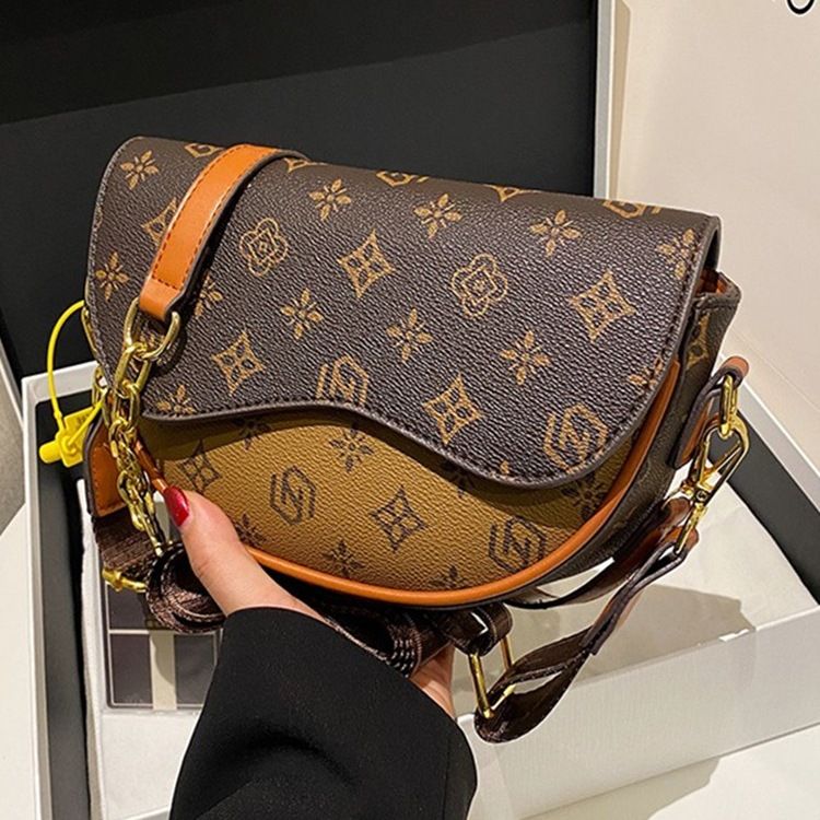 2025 New Fashion Wide Strap Crossbody Small Bag With Printed Chain For Women_voghion.com