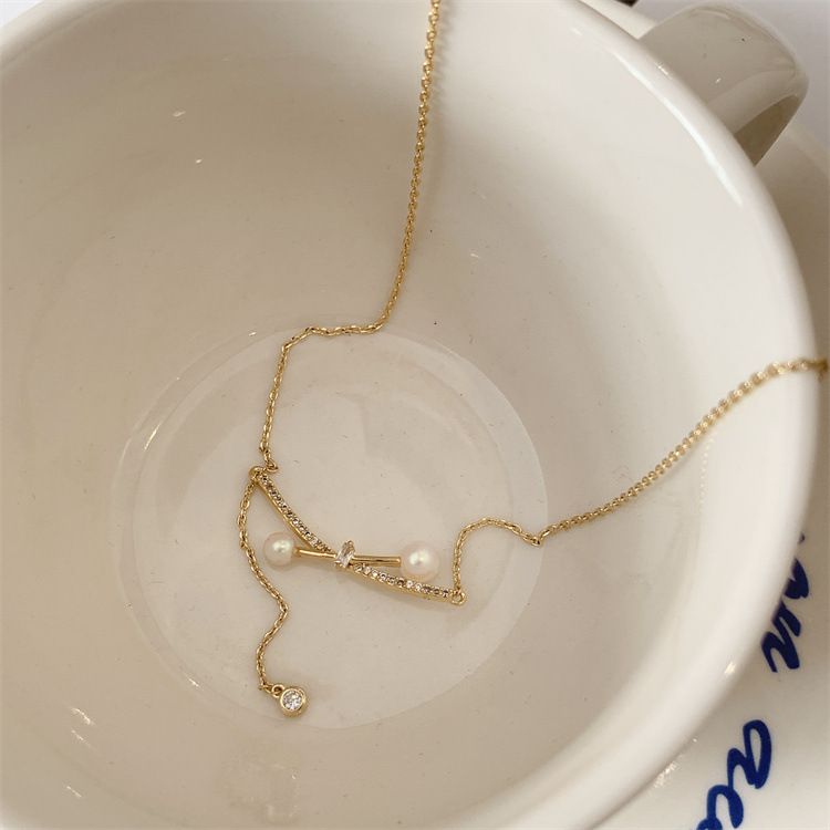 Collana di perle a croce sudcoreana, ciondolo di lusso leggero e alla moda, design di alta qualità, catena per clavicola di nicchia_voghion.com