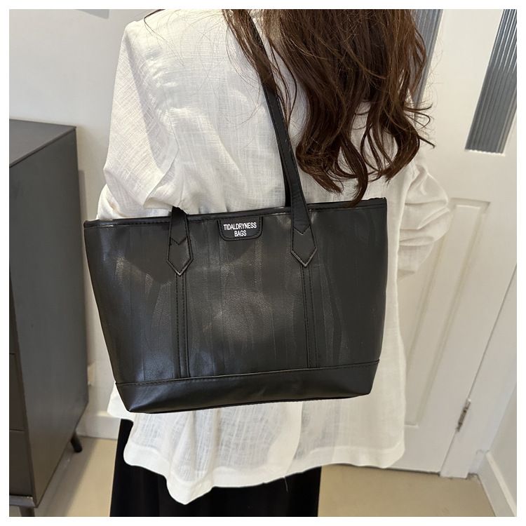 Commuter 2024 new trendy tote with simple temperament and large capacity shoulder bag for women_voghion.com