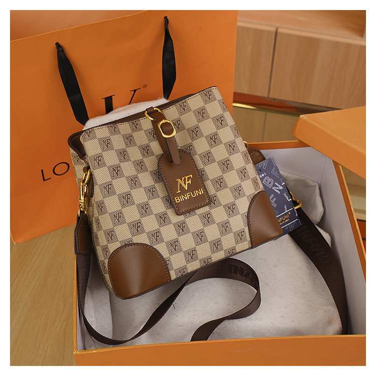 2024 New Good Style Retro Simple Versatile Large Capacity One Shoulder Crossbody Bag Casual Handbag Water Bucket Bag for Women_voghion.com