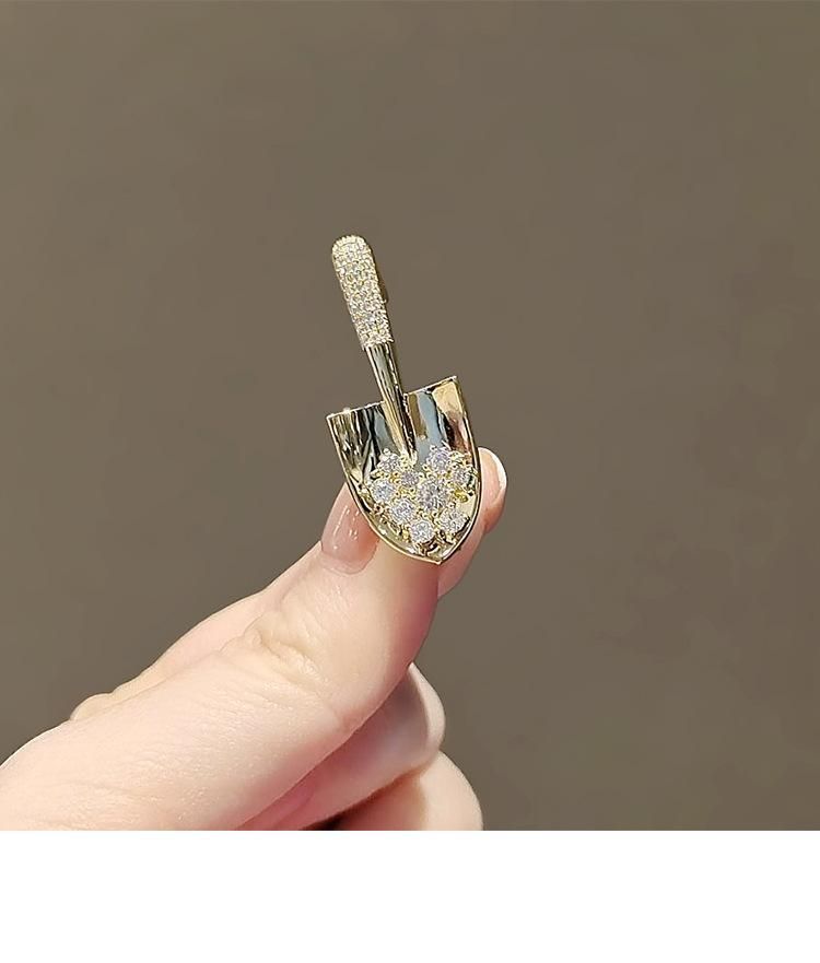 New Design Sense Niche Gold Shovel Shining Anti-light Brooch Women's High-end Exquisite Accessories Pin Corsage_voghion.com