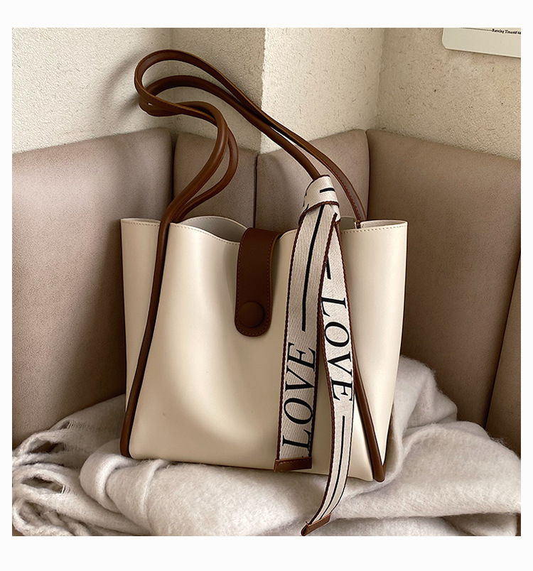 Large capacity spring for women in 2024, new and trendy single shoulder with a stylish texture, tote bag_voghion.com
