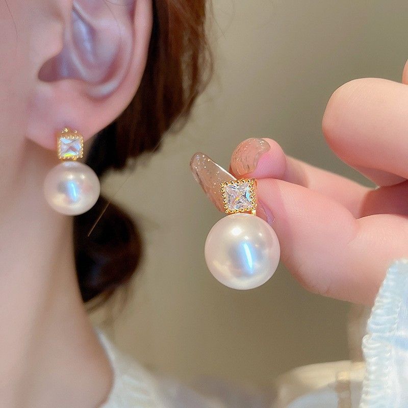 Orecchini di lusso francesi leggeri con perle di diamanti in vero oro placcato in argento e ago intarsiato, alla moda ed eleganti._voghion.com