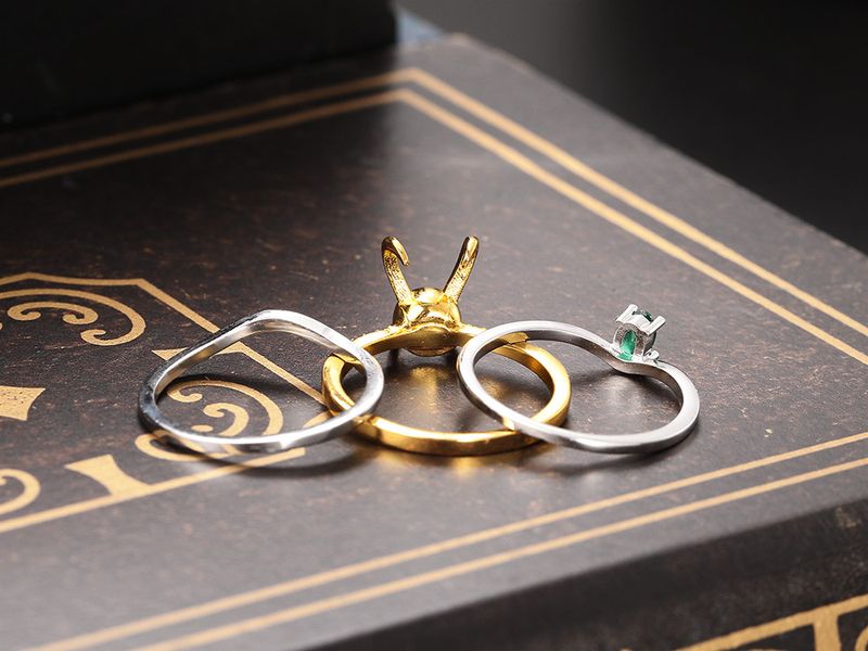 Klaar voorraad Loki ringensets voor vrouwen Superheld Thor Groene kristal bijpassende kroonhelmringen Stapelbare sieraden Unisex Cosplay_voghion.com
