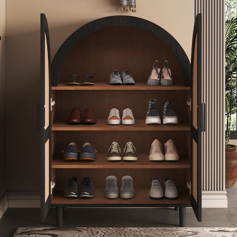 Buffet élégant aux bords arrondis, portes en rotin tressé et trois étagères pour le rangement du salon ou de l'entrée_voghion.com