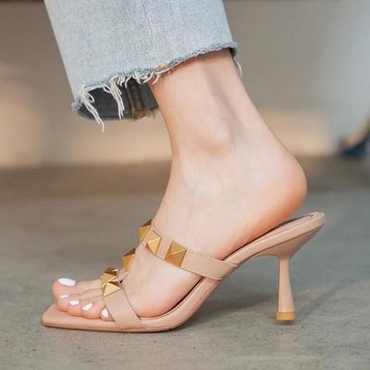 Scarpe estive 2025 in stile romano con punta scoperta, testa quadrata, rivetti, tacchi alti a forma di I scavati, fantastiche_voghion.com