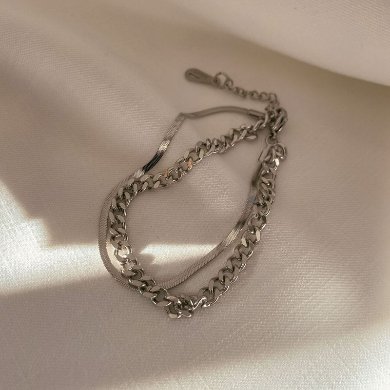 Das gleiche doppellagige kubanische flache Schlangenkettenarmband aus 304er Edelstahl mit Titanstahl von Internet-Berühmtheit_voghion.com