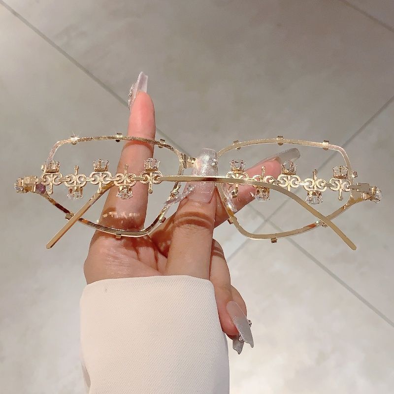 Design di nicchia di moda, occhiali da sole tempestati di diamanti, occhiali da sole versatili e sottili, scatti di strada di alto valore_voghion.com