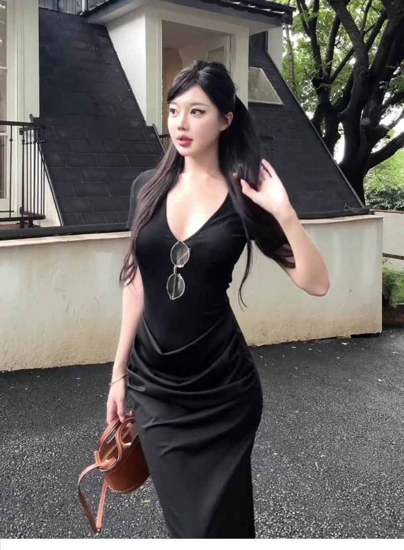 Schwarzer V-Ausschnitt, gerüschtes Design, kurze Ärmel, für Damen, Sommer, koreanischer Stil, lässig, elegant, schmale Passform, figurbetontes langes Kleid_voghion.com