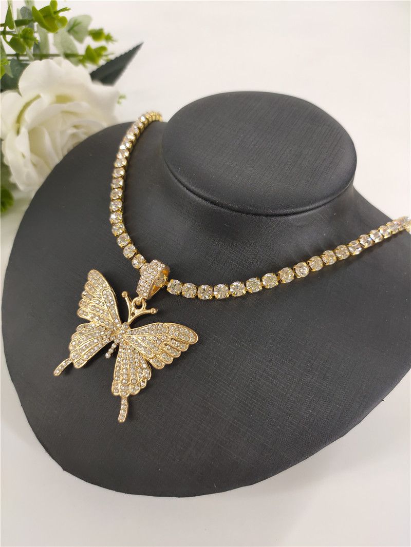 Girocollo con collana di diamanti luminosi con strass di diamanti a fila singola e grande ciondolo a farfalla_voghion.com