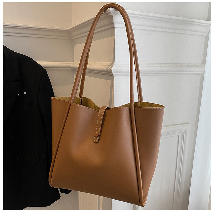 Koreanische Version der einfarbigen Muttertasche 2023 Neue Damentasche Einfache tragbare Tragetasche Große Kapazität Pendelmode Umhängetasche_voghion.com