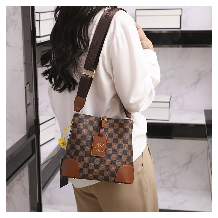 2024 New Good Style Retro Simple Versatile Large Capacity One Shoulder Crossbody Bag Casual Handbag Water Bucket Bag for Women_voghion.com