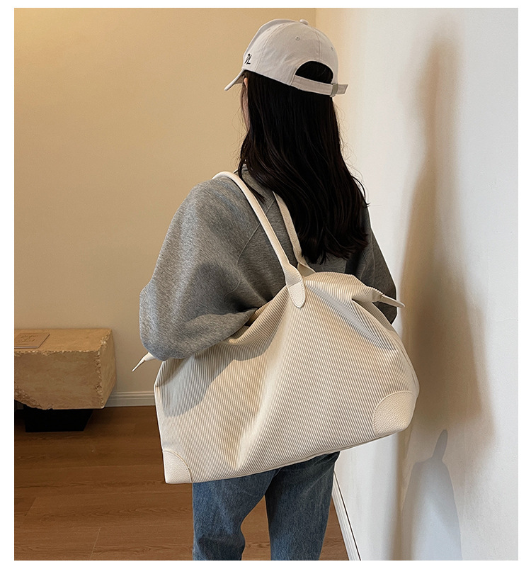 Borsa da viaggio a spalla singola per pendolarismo di grande capacità, design di nicchia, casual e versatile, semplice e alla moda, in velluto a coste, per donna_voghion.com