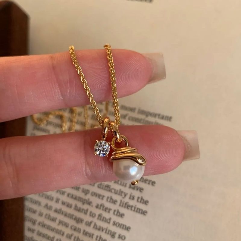 Middle Aged Zircon Wrapped Snake Shaped Pearl Necklace With Fashionable Temperament, Light Luxury Collarbone Chain,_voghion.com