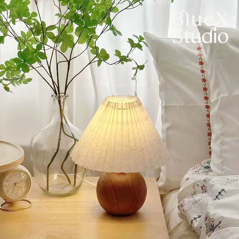 Lampada da comodino in ceramica nordica da tavolo plissettato, accogliente, romantica, semplice, in stile INS, stile femminile, di alta qualità._voghion.com