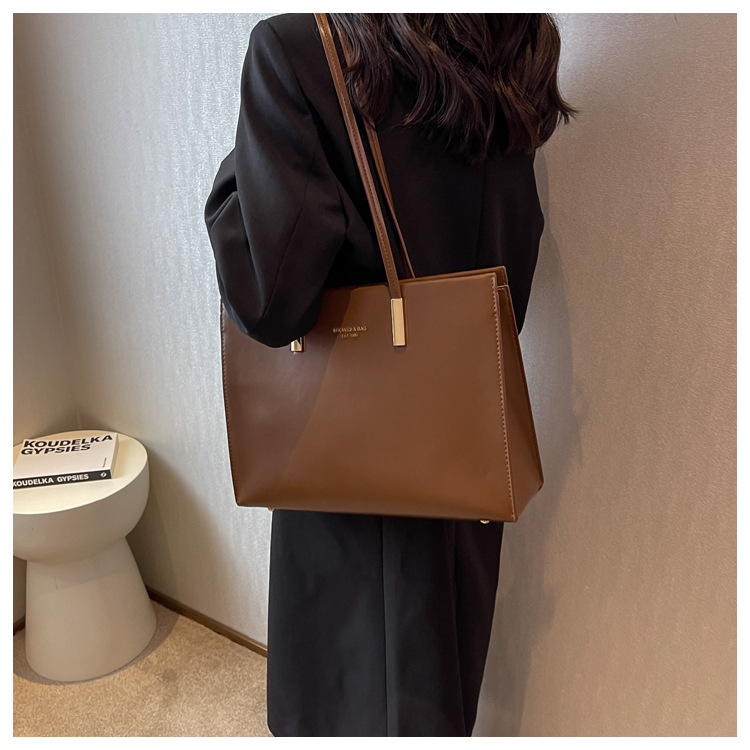 Großvolumige Tasche Damen 2023 Neue High-End-Mode-Nischendesign-Umhängetasche All-Match-Retro-Pendler-Einkaufstasche_voghion.com
