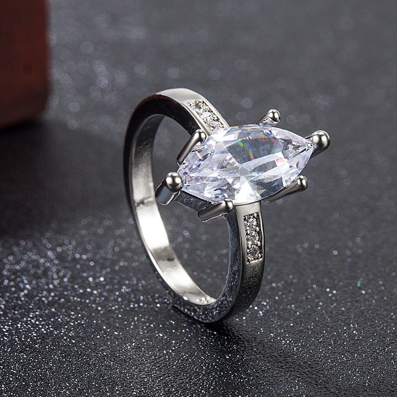 Anello Ouma Diamond con zircone a forma di occhio di cavallo irregolare placcato platino_voghion.com