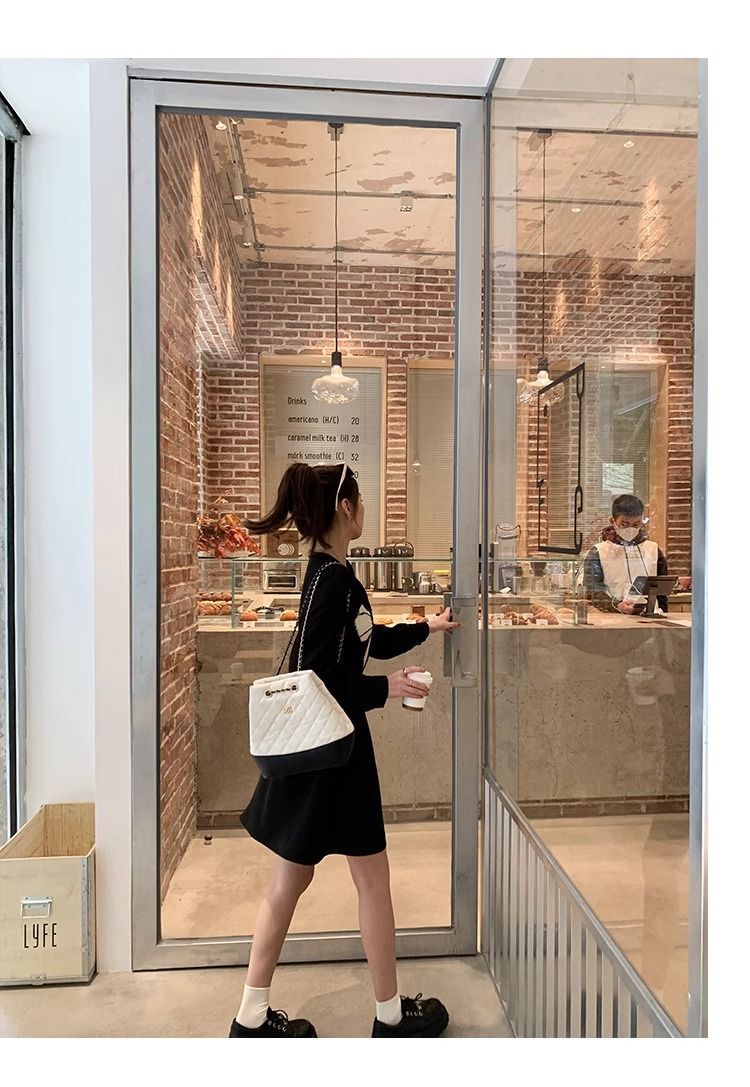 Abito oversize da donna con colletto a V Chubby che trasmette un'atmosfera snellente. Modello corto e lungo con fiocco, stile francese e un grazioso_voghion.com