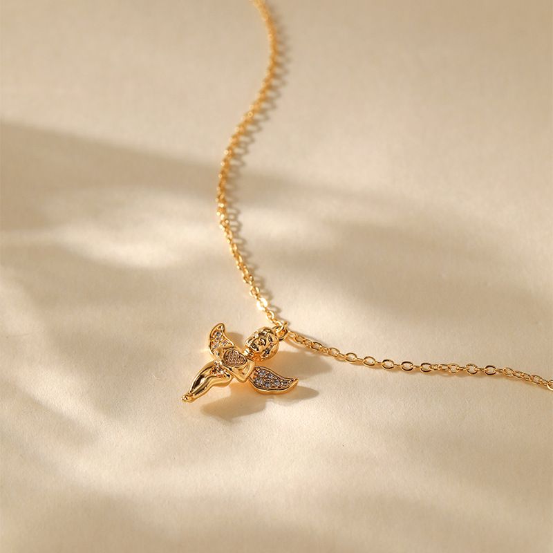 Cadena de clavícula de estilo lujoso y ligero con forma de abanico de oro real K bañado en cobre que se puede apilar y usar con un collar de amor de moda con diseño de concha_voghion.com