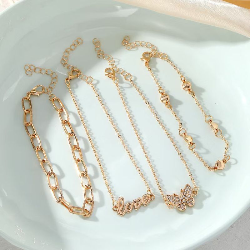 Mehrschichtiges Fußkettchen mit Schmetterlingsbuchstaben für Damen, schlichtes Nischen-Strandarmband-Accessoire, modischer High-End-Schmuck_voghion.com