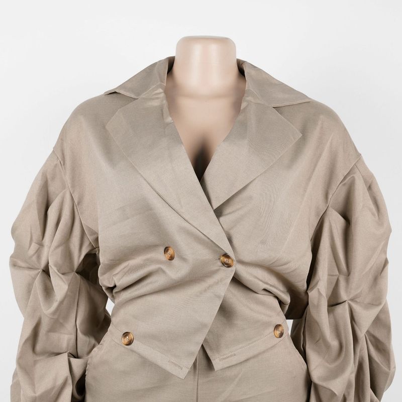 Completo da donna per il pendolarismo: camicetta con ampio risvolto e pantaloni con maniche a pieghe_voghion.com