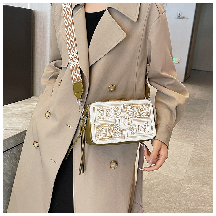 Sac pour appareil photo brodé de conception de Niche pour femmes, nouveau style transfrontalier, petit sac carré haut de gamme, sacs à bandoulière polyvalents, 2024_voghion.com