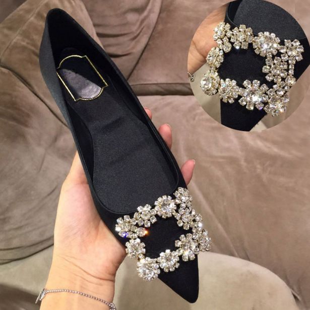 Kadınlar İçin Tek Ayakkabı 2025 Sonbahar Yeni Trend Sivri Burun Saten Siyah Çok Yönlü Bot Kar Tanesi Kare Toka ve Yapay Elmaslar_voghion.com