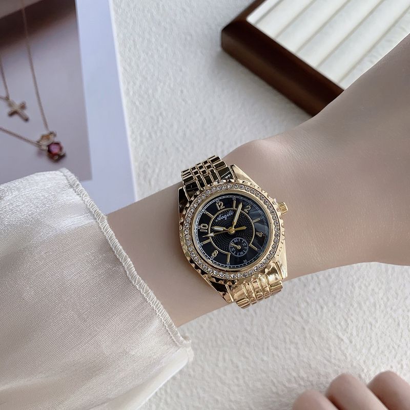 Damenarmbanduhren Gold und Silber Stahlband Diamantbesetzte High-End-Damenuhr Einfache Skala Legierung Strass Quarzuhr Charge_voghion.com